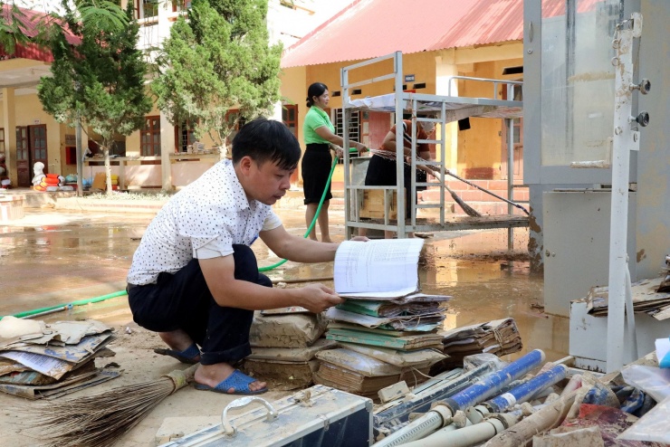 Ông Hoàng Hữu Dương, Hiệu trưởng Trường THCS Yên Bình kiểm tra đồ dùng dạy học để phân loại nhằm tái sử dụng. Ảnh: Đ.X