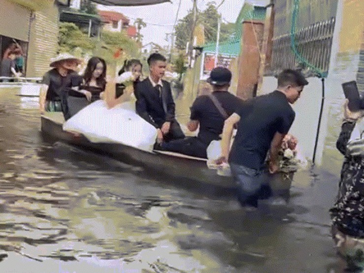 Ngập từ nhà ra ngõ, chú rể Hà Nội đem 2 chiếc thuyền đi đón dâu