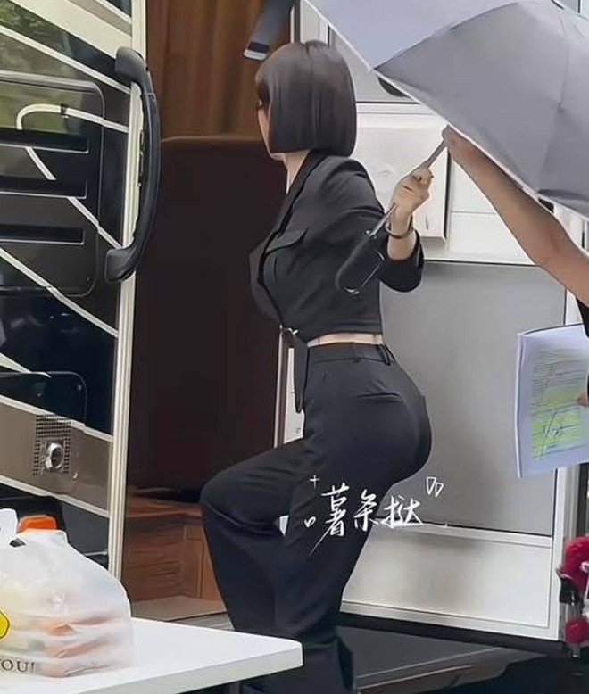 Theo QQ , nữ diễn viên Tần Lam đang miệt mài trên phim trường Tỏa sáng như cô ấy . Dù đã bước sang tuổi 46, Tần Lam vẫn liên tục nhận được kịch bản nữ chính. Chỉ trong vòng 2 năm qua, cô tham gia đóng và có 10 dự án phim ảnh. Không những vậy, nữ diễn viên còn liên tục góp mặt trong các chương trình giải trí. Dù bận rộn, Tần Lam vẫn giữ được vóc dáng thon gọn và gây chú ý với vòng eo được đánh giá "mỏng như tờ giấy A4".