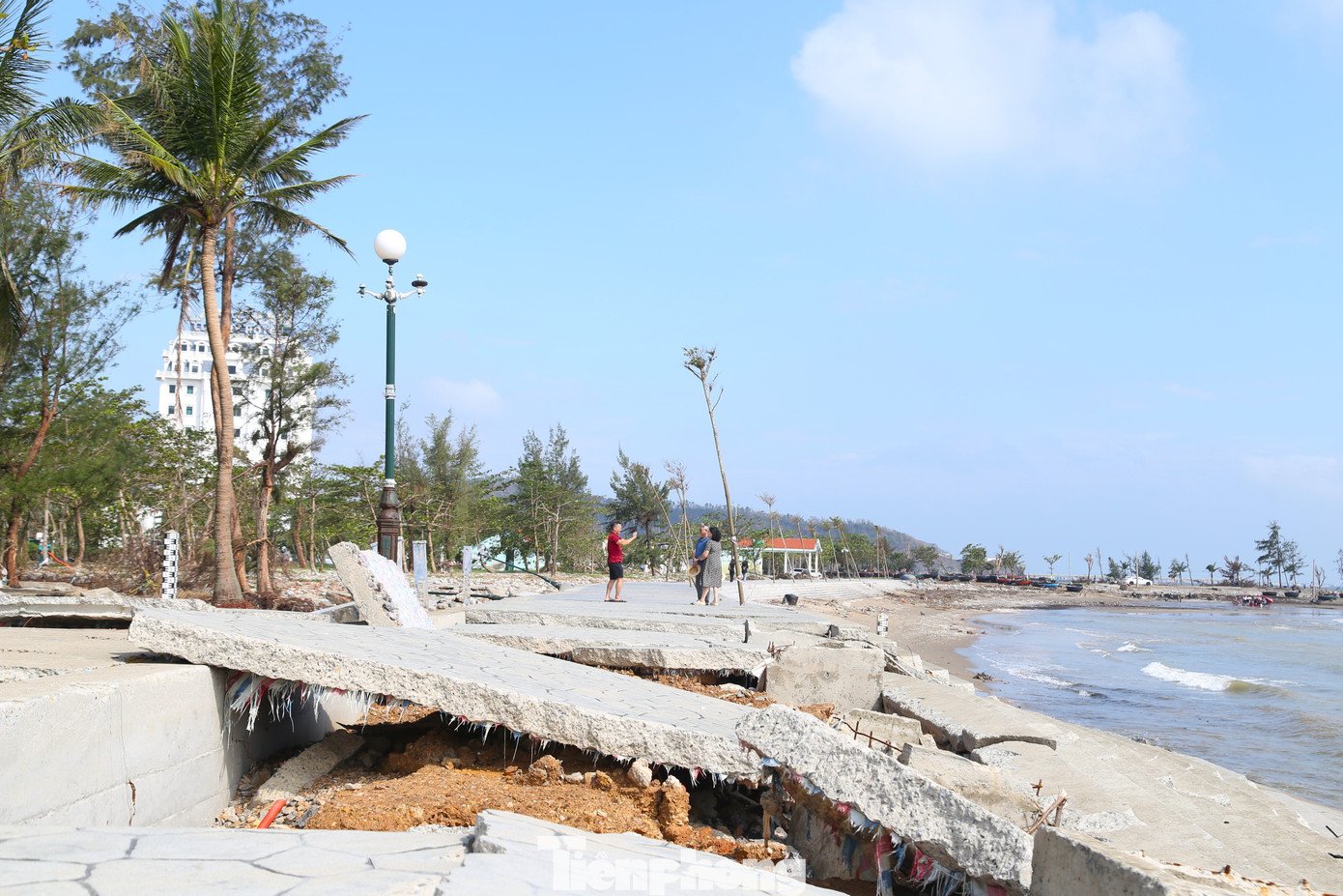Kè biển trăm tỷ ở Nghệ An bị ‘xé nát’ sau mưa bão - 2