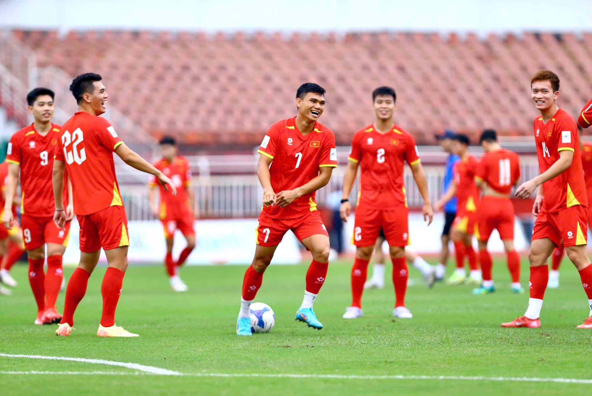 Chiều ngày 13/10, ĐT Việt Nam có buổi tập làm quen sân vận động Thống Nhất trước khi tái đấu với Nepal ở bảng F vòng loại Asian Cup 2027 lúc 19h30 ngày 14/10.