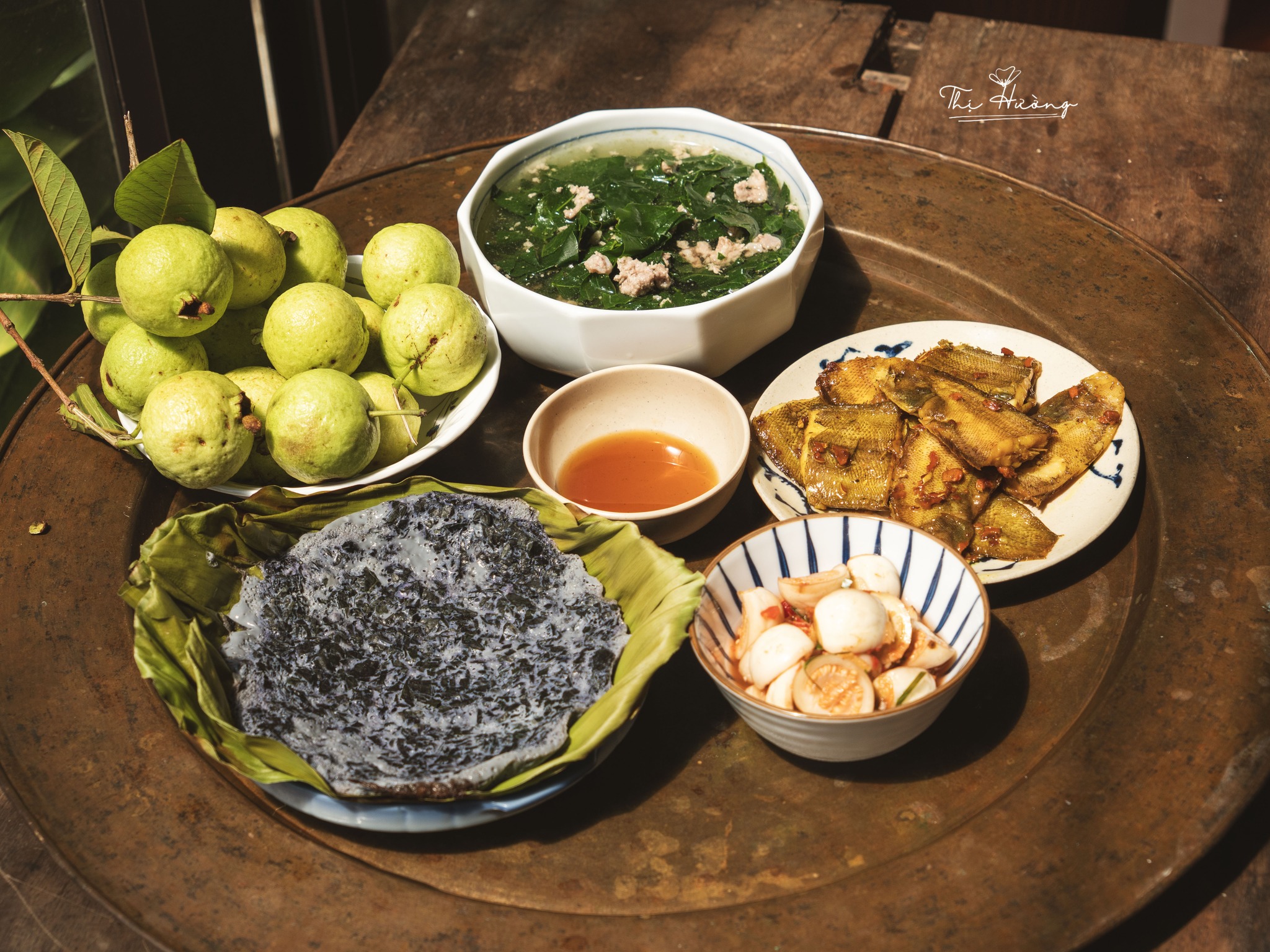 Cá bơn kho nghệ - Trứng rán lá mơ - Cà muối - Ổi - Canh rau ngót