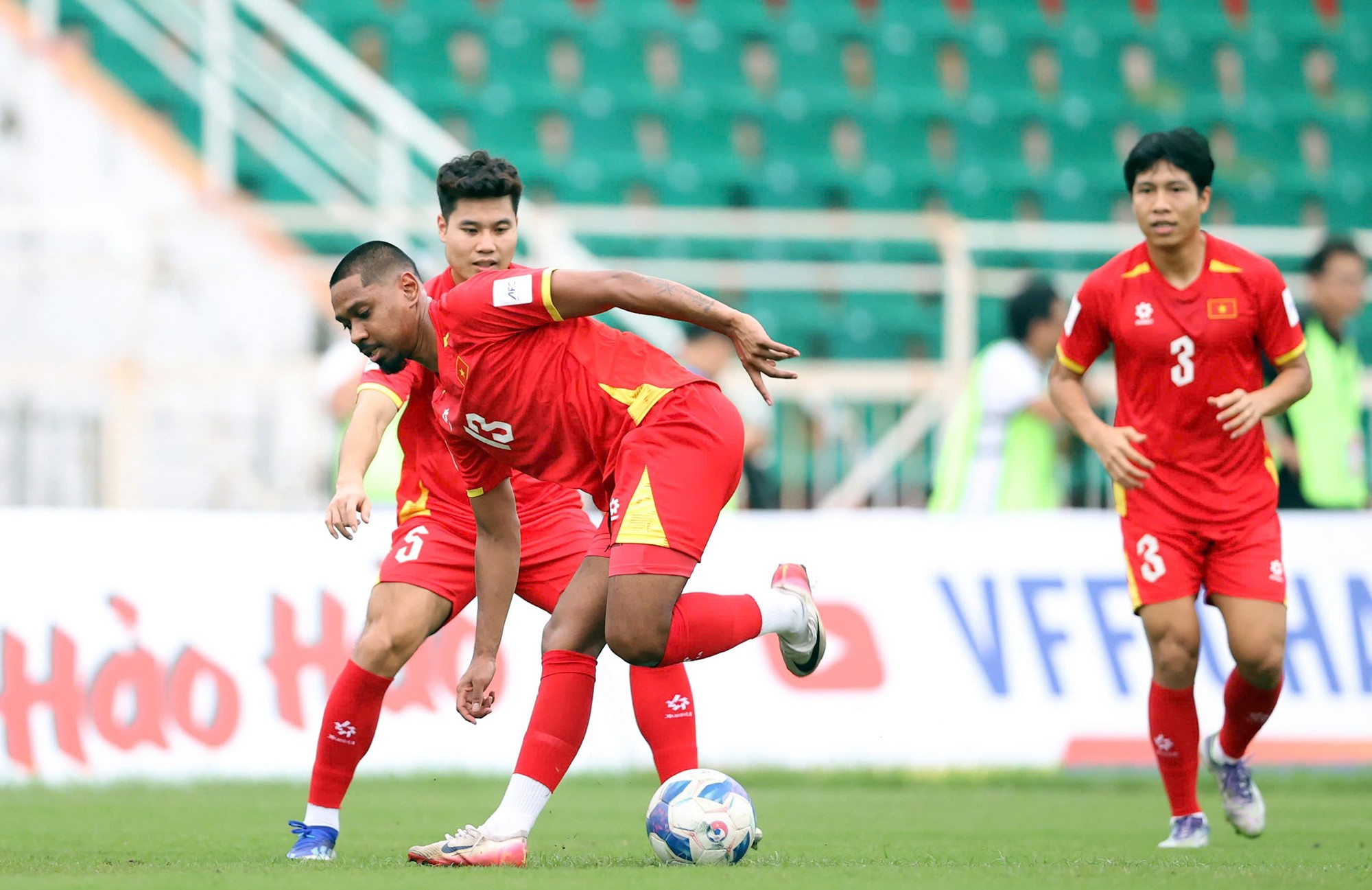 Đội phó Cao Pendant Quang Vinh giữ cho mình sự tập trung vốn có trong suốt buổi tập của ĐT Việt Nam.