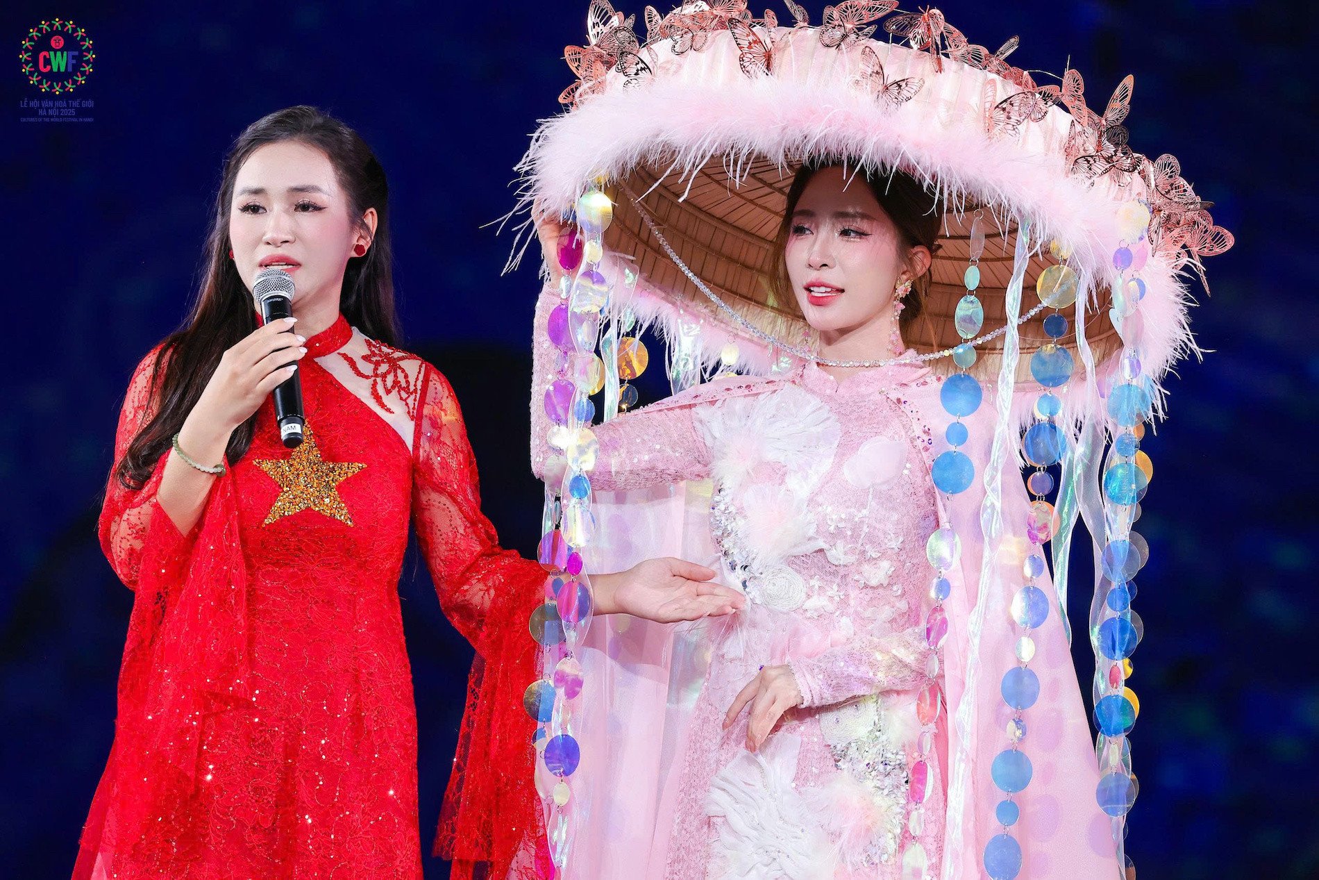 Cục trưởng Xuân Bắc và NSND Tự Long khuấy động màn đấu giá.