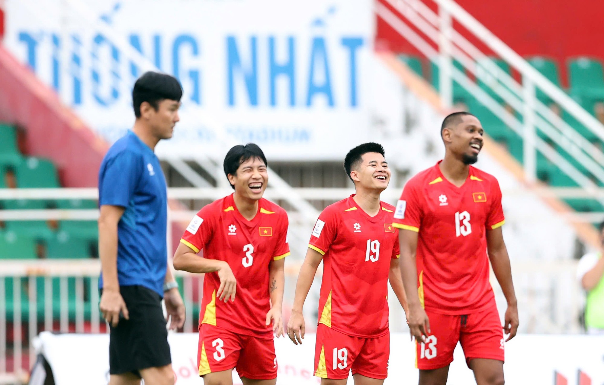 Buổi tập của ĐT Việt Nam diễn ra trong bầu không khí vô cùng vui vẻ, thoải mái trong khoảng thời gian 1 tiếng, trước khi thầy trò HLV Kim Sang Sik nhường sân tập cho đối thủ Nepal.