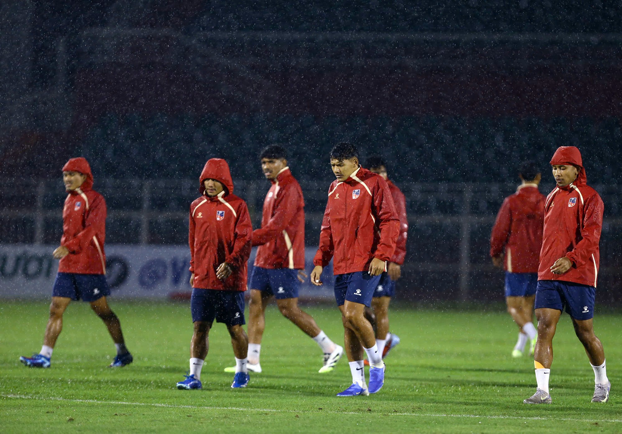 Các học trò của HLV Matt Ross gặp đôi chút khó khăn khi trời đổ mưa trong lúc tập làm quen sân Thống Nhất. Ở bảng F của vòng loại Asian Cup, ĐT Nepal vẫn chưa giành được điểm số nào sau 3 trận đã đấu. Dù vậy, HLV Matt Ross tuyên bố ông cùng các học trò sẽ quyết không bỏ cuộc và muốn gây bất ngờ trước ĐT Việt Nam ở trận tái đấu tối 14/10.