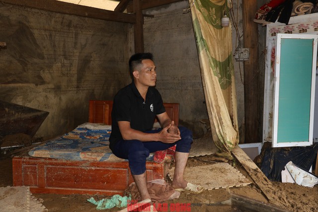 Gia đình anh Triệu Đức Mạnh, dân tộc Dao ở xóm Khe Cạn, xã Nam Hòa (huyện Đồng Hỷ cũ), tỉnh Thái Nguyên đã bị trận lũ đêm 7-10 cuốn trôi hết tài sản, làm hư hỏng nhà cửa