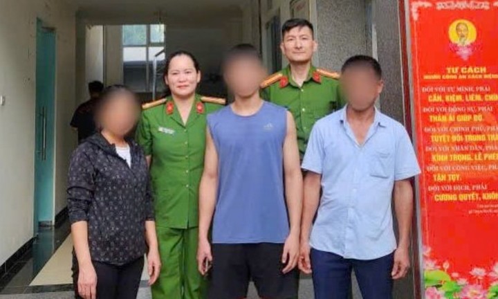 Lực lượng chức bàn giao nam sinh V cho gia đình. (Ảnh: CACC)