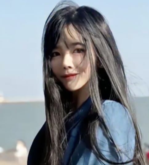 Nữ phó giáo sư He Jing có vẻ ngoài trẻ trung, xinh đẹp khiến nhiều người nghi ngờ cô chỉ là sinh viên. Ảnh: Ifeng