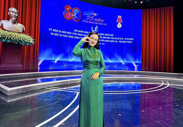 BTV Hoài Anh mỗi lần xuất hiện trên truyền hình đều khiến khán giả yếu mến bởi lối dẫn duyên dáng cùng gu thời trang thanh lịch với áo dài truyền thống nhiều màu sắc. Lúc nữ BTV chọn áo dài màu xanh nhẹ nhàng.