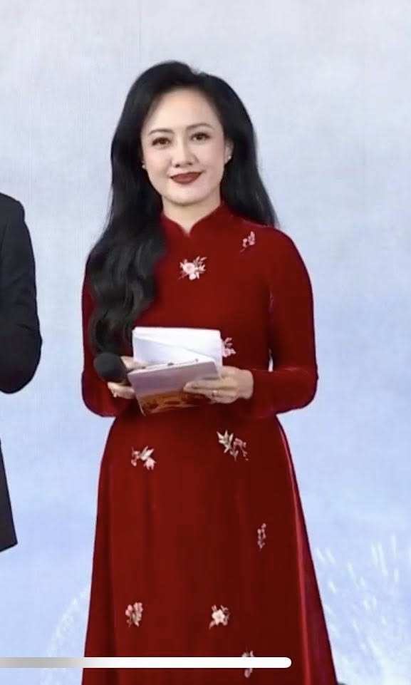 Lúc BTV Hoài Anh lại chọn áo dài màu đỏ duyên dáng tôn nên được làn da trắng trẻo, ngọt ngào.