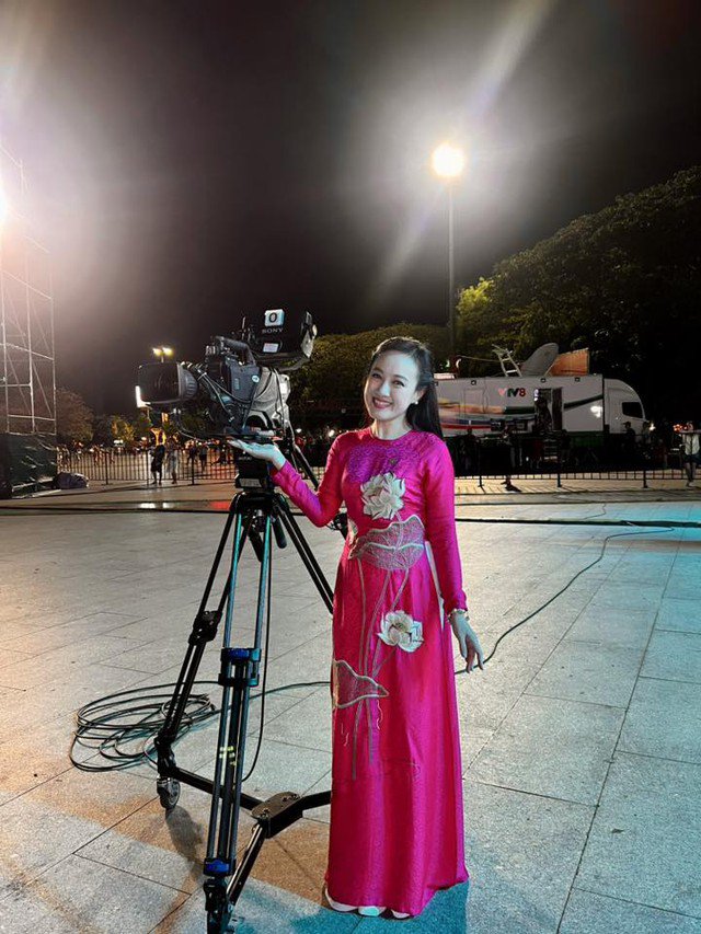 Lúc khác cô chọn áo dài hồng cánh sen đằm thắm, ngọt ngào phù hợp với nhan sắc của cô.