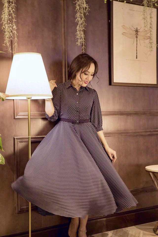 Trên truyền hình, BTV Hoài Anh chọn áo dài thì ở đời thực cô lại mix đồ rất đa dạng. Lúc đi chơi cùng gia đình, cô mix với váy châm bi tối màu duyên dáng.