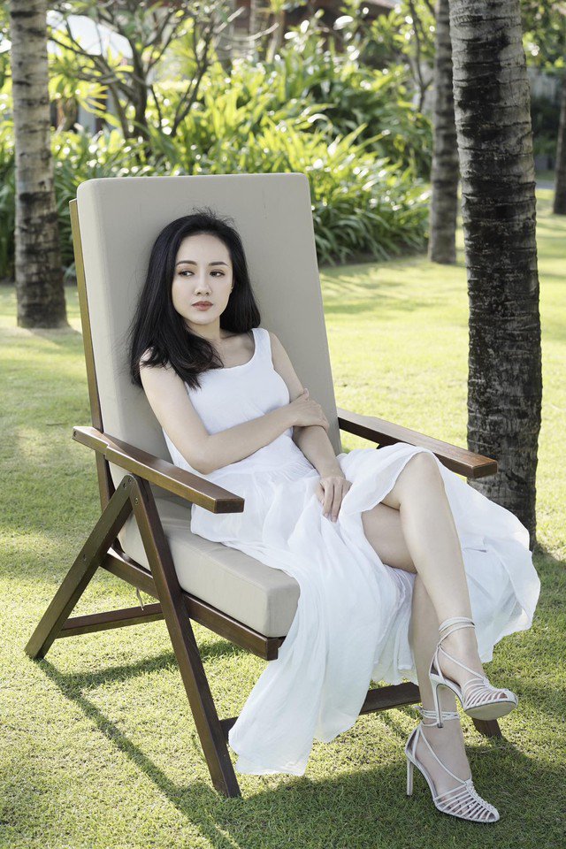 Hay khi đi biển, BTV Hoài Anh "hack tuổi" và gợi cảm cùng đầm trắng dáng dài.