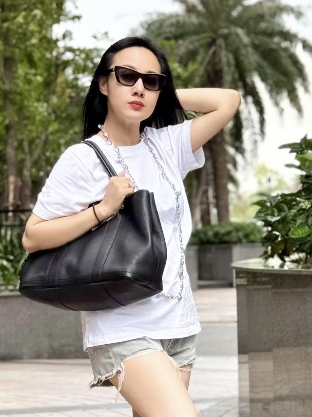 Lúc khác, BTV Hoài Anh mix áo thun sáng màu cùng sooc ngắn khoe chân trẻ trung.