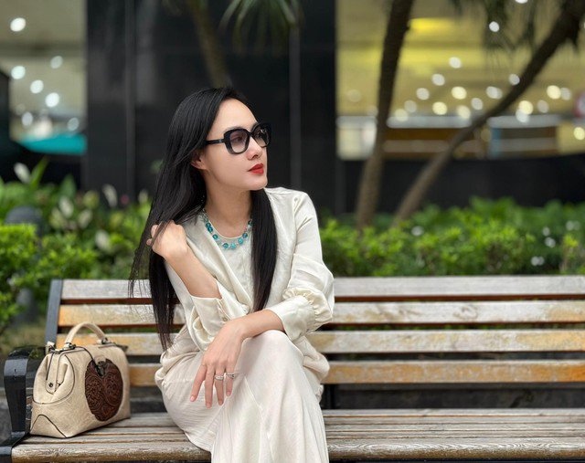 Ở một khoảnh khắc, BTV Hoài Anh như nàng thơ dịu dàng với váy liền thân mix cùng vòng ngọc tinh tế.