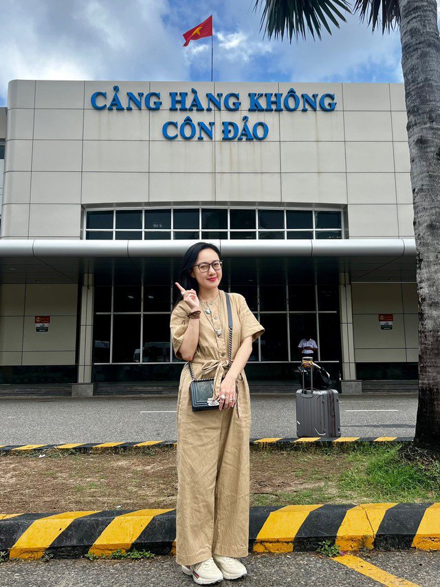 Trong một số hoạt động đòi hỏi sự năng động, BTV Hoài Anh lại diện set đồ đơn giản mix cùng sneaker trẻ trung và cá tính.