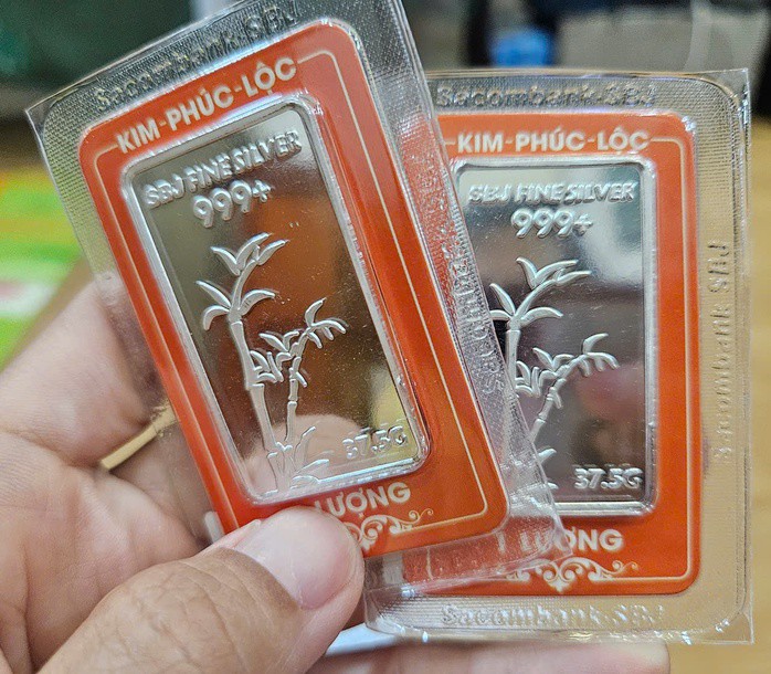 Giá bạc hôm nay 13-10: Mỗi lượng bạc vượt 2 triệu đồng, các cửa hàng mua bán nhỏ giọt - 1