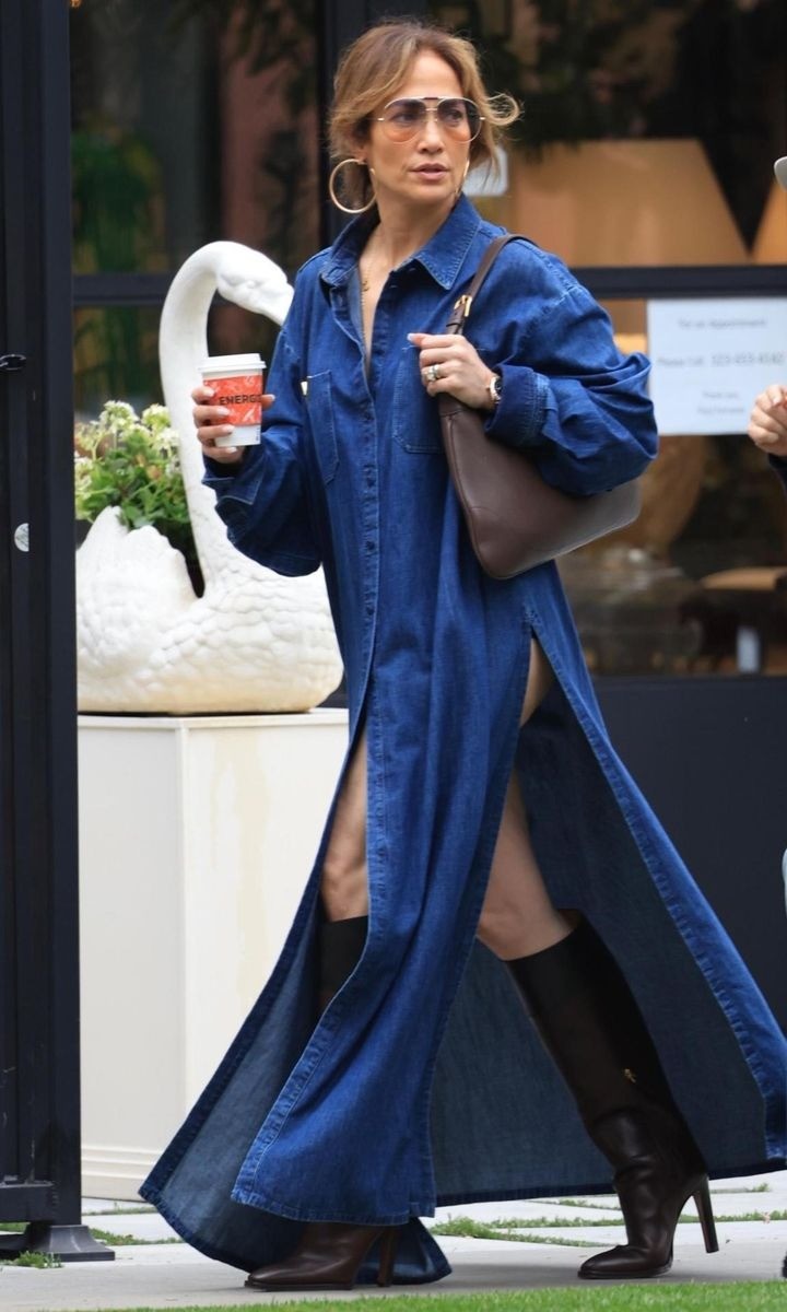 Áo khoác denim cắt xẻ kết hợp bốt cao tới gối giúp tạo nên vẻ phá cách. Ảnh: Backgrid
