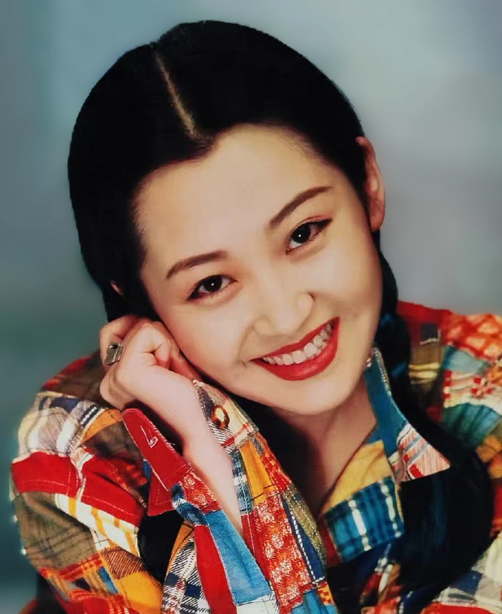 Trên Sohu, diễn viên nói lớn lên trong gia đình hạnh phúc, người xung quanh đều lạc quan, vì thế tính cách của cô cũng vui vẻ, hướng tới sự tươi sáng, tích cực.