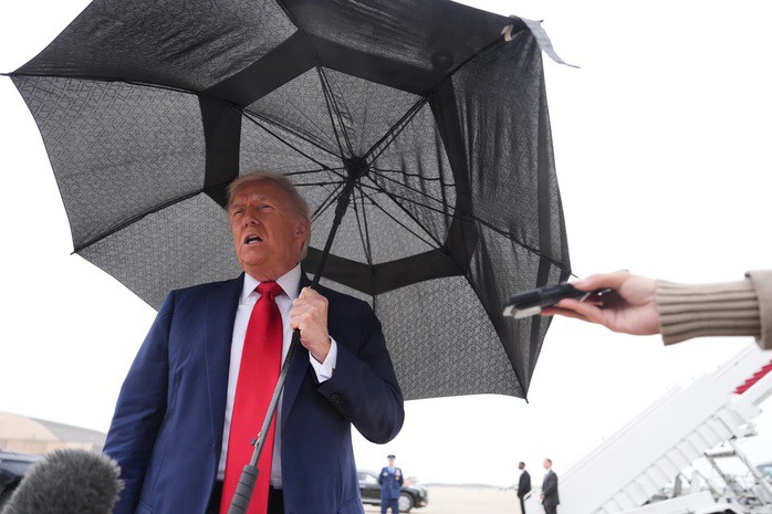 Tổng thống Mỹ Donald Trump phát biểu trước báo giới trước khi lên chiếc Air Force One để đến Israel hôm 12-10 - Ảnh: AP