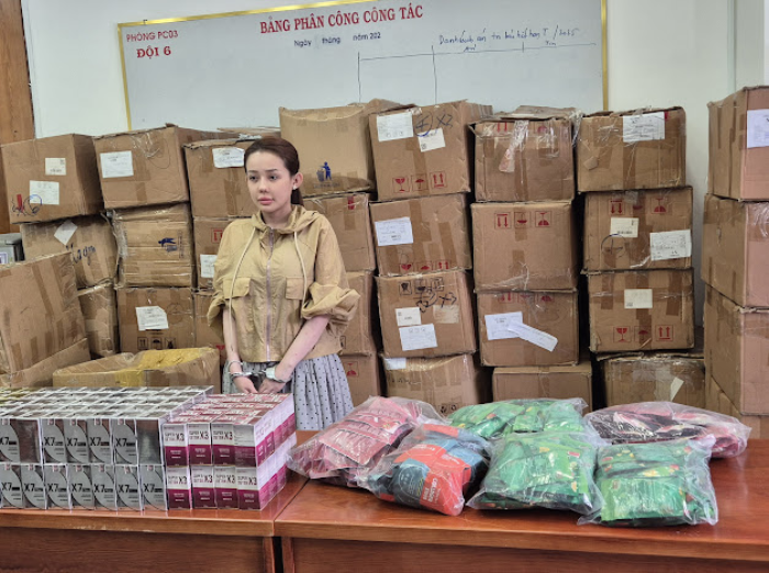 Ngân 89 cùng các sản phẩm khi bị bắt. Ảnh: CATPHCM.