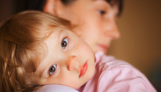 Trẻ thường xuyên được ôm có cảm giác an toàn hơn. Ảnh minh hoạ: Shutterstock