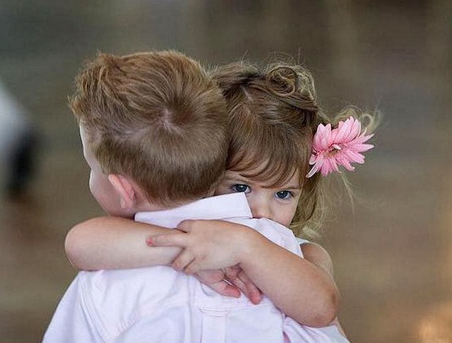 Tình yêu và sự ôm ấp từ sớm là nền tảng để trẻ xây dựng mối quan hệ tốt đẹp với mọi người sau này. Ảnh minh hoạ