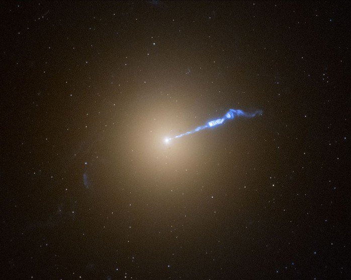 Hình ảnh chụp từ kính viễn vọng không gian Hubble về thiên hà khổng lồ M87 cho thấy một luồng plasma dài 3.000 năm ánh sáng bùng phát từ lỗ đen quái vật ở trung tâm của nó - Ảnh: NASA/ESA