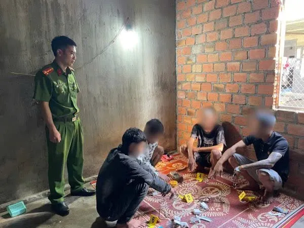 Hiện trường 4 thanh niên chơi ma túy.