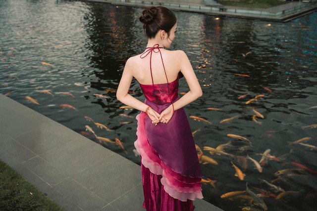 Khánh Vy ở đời thực không ngại diện những bộ đầm hở lưng, khoe nhan sắc yêu kiều cùng bờ vai thon nữ tính. Trong hình cô chọn cho mình một chiếc đầm voan được thiết kế khéo léo khoe được sự gợi cảm của mình.