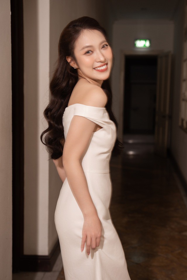 Hoặc cũng có lúc Khánh Vy nền nã với đầm khoe vai gầy mỏng manh.