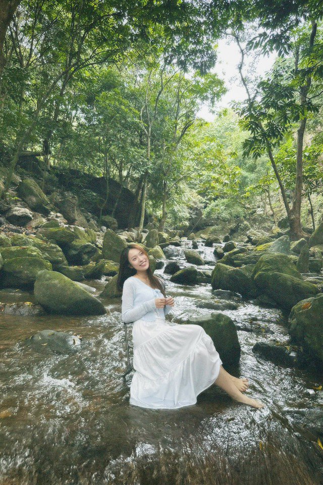 Ở trong một khoảnh khắc khác, Khánh Vy lại diện đồ như nàng thơ với váy trắng cùng áo khoác ngoài màu xanh mint dịu nhẹ.