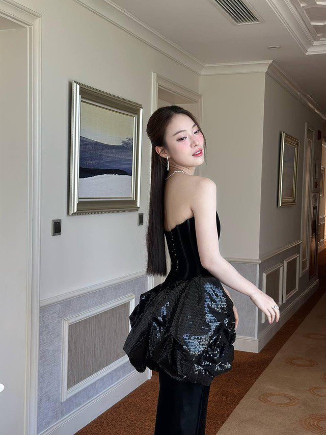 Cũng như những cô gái genZ khác, nữ MC quê Nghệ An không ngại mix đồ phá cách để khoe chọn sự cá tính và gợi cảm đúng tuổi. Trong hình, Khánh Vy mix áo closet cách điệu với phần thiết kế đuôi áo gợi cảm.