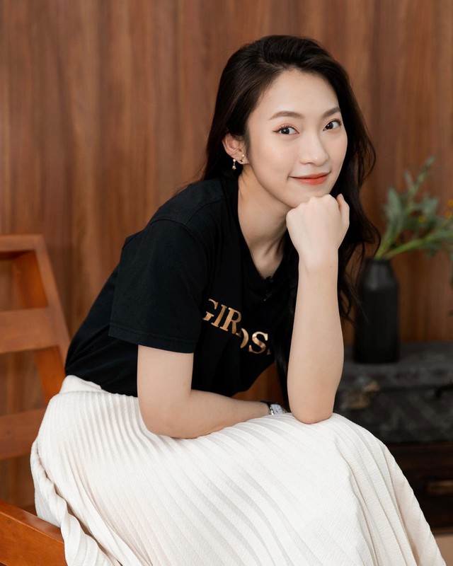 Có lúc cô chọn mix chân váy xếp ly dài trắng với áo phông đen vừa trẻ trung mà vẫn giữ được nét nữ tính.