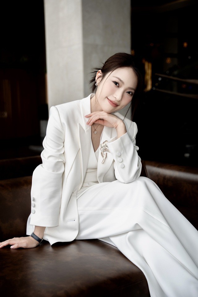 Hoặc ở một hoàn cảnh khác, Khánh Vy lại hóa quý cô "tổng tài" với blazer đồng màu cùng quần dài che gót trang nhã.