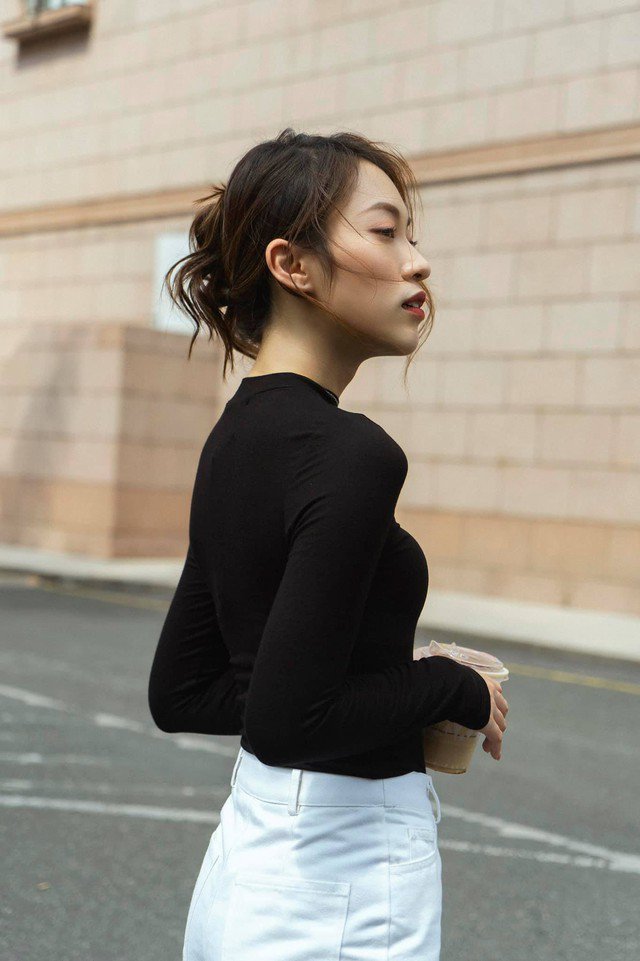 Trái ngược với style "bánh bèo" hay nàng thơ ở trên thì trong hình ảnh này, MC "Đường lê đỉnh Olympia" lại cá tính với áo thun đen mix cùng quần kaki nhẹ nhàng. Style cũng được cô thường xuyên sử dụng vì tính tiện lợi khi đi làm hay đi dạo phố.