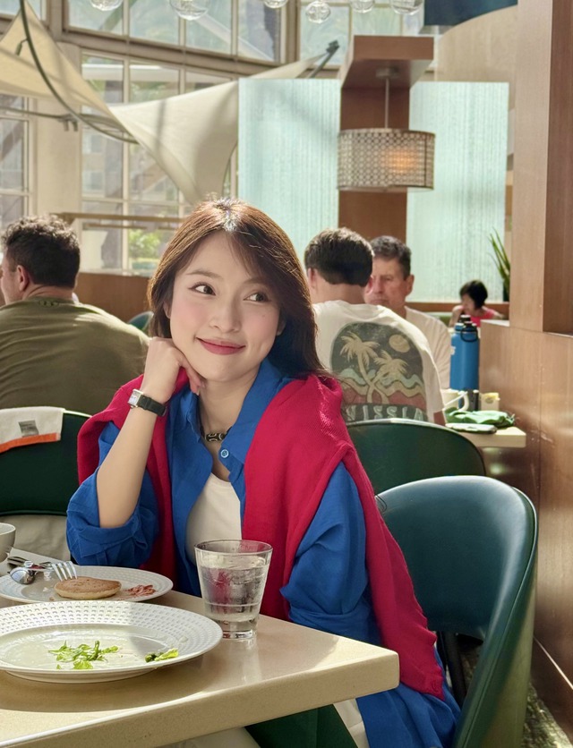 Hay ở hình ảnh đi ăn cùng bạn bè, Khánh Vy diện áo khoác xanh nhẹ nhàng mix cùng chân váy đậm màu cá tính.