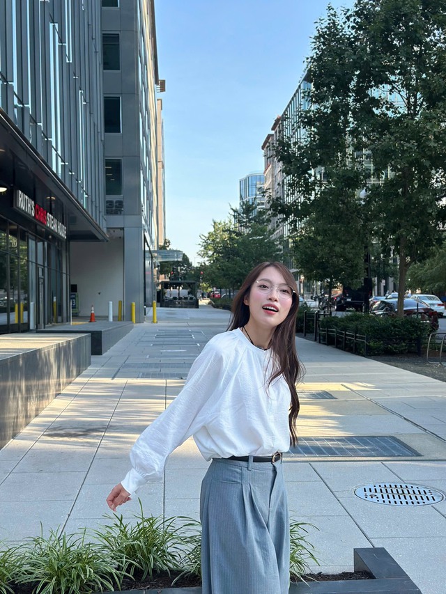 Hoặc ở khoảnh khắc này, Khánh Vy diện áo sơ mi mix cùng quần vải ống rộng giản dị.