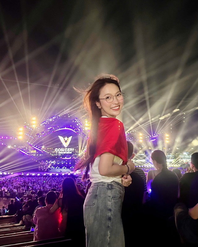 Trong một lần đi "đu" concert, nữ MC quê Nghệ An lại tươi trẻ và đúng tuổi với quần jeans và áo thun năng động. Mọi phong cách Khánh Vy lựa chọn đều hợp gu nhiều chị em và học cách áp dụng trong cuộc sống.