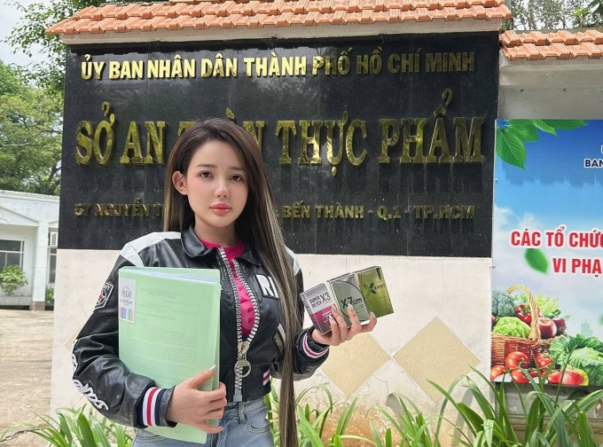 DJ Ngân 98 đến làm việc tại Sở An toàn thực phẩm TP HCM, sáng 22/5. Ảnh: Facebook cá nhân
