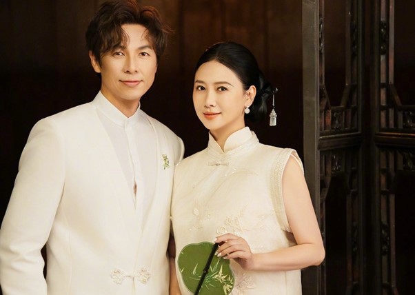 Vợ chồng Ông Hồng vẫn cơm lành canh ngọt. Ảnh: Weibo.