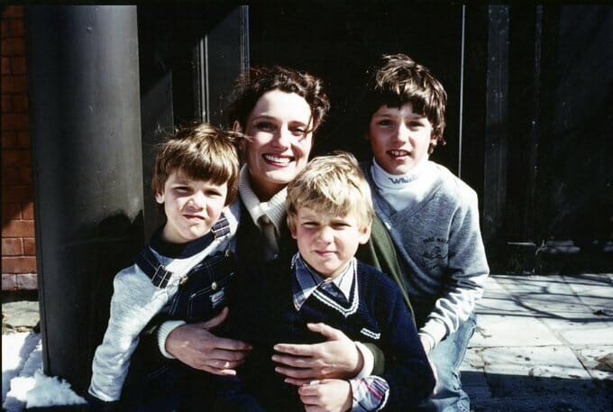 Ông Justin (đứng sau) chụp ảnh cùng mẹ và hai em trai. Ảnh: Liberal.ca.