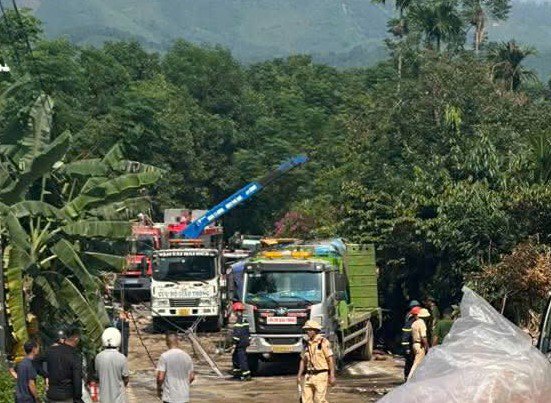 Lực lượng chức năng có mặt để giải phóng hiện trường. Ảnh: L. Cai