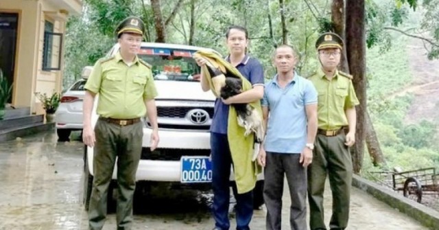 "Vị khách lạ" đáp xuống nhà dân, không ngờ là l...