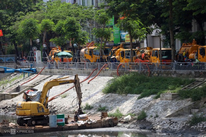 Nạo vét bùn trên sông Tô Lịch hồi tháng 6/2025. Ảnh: Phạm Chiểu