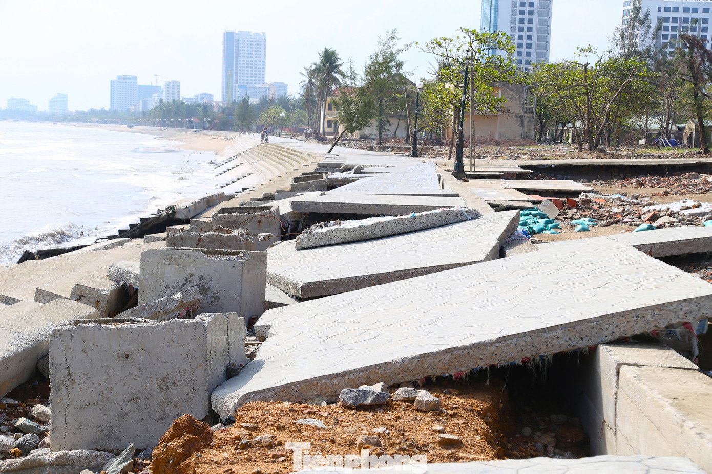 Kè biển trăm tỷ ở Nghệ An bị ‘xé nát’ sau mưa bão - 3