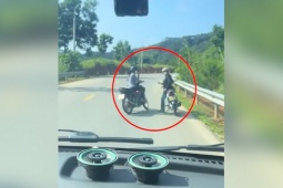 Xe máy - Xe đạp - Clip: Hai Ninja dừng xe giữa đường nói chuyện, ô tô phải lùi xe để di chuyển