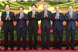 Tổng Bí thư tham quan robot, tên lửa tại Đại hội Đảng bộ Chính phủ