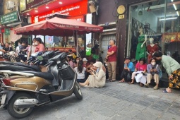 Kinh doanh - Giá vàng chiều 13/10: Tăng mạnh, loạt tiệm vàng có động thái mới, nhiều người “ăn vạ” không muốn về